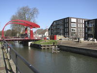 907750 Gezicht op de bouw van appartementengebouwen aan de Loevenhoutsedijk te Utrecht, met links de nieuwe Rodebrug ...